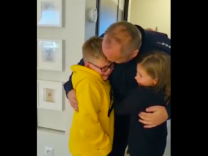 „Wybuch radości, łzy szczęścia i ulgi”. Dzieci witają policjanta wracającego ze służby na granicy [WIDEO]